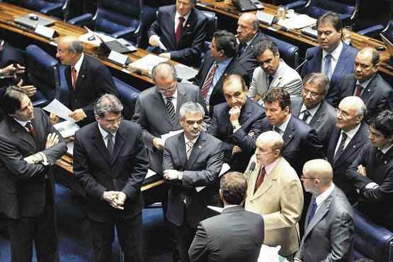 Dois momentos na batalha por verbas para a saúde: protesto da oposição na Câmara dos Deputados contra a volta da CPMF, em 2008, quando o então governo Lula acabou saindo derrotado, e a aprovação da Emenda 29 no Senado, no início de dezembro do ano passado  (Fábio Rodrigues Pozzebom/ABR)