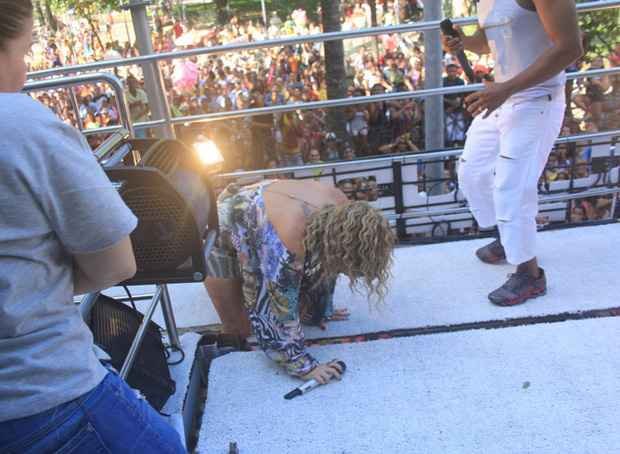 Claudia Leitte caiu e se machucou no in�cio de sua apresenta��o no circuito Campo Grande, no tarde desta ter�a-feira. A cantora caiu em um buraco do trio el�trico e ralou a perna. Ela deixou o palco por cerca de 20 minutos para fazer curativo e, logo depois, retomou o show. (Agnews)