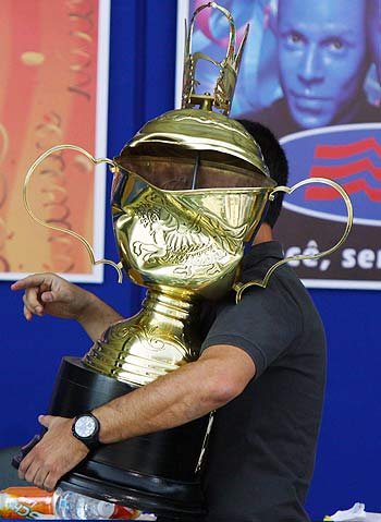 Troféu acabou amassado durante a confusão (MARCOS BEZERRA/FUTURA PRESS/AE ) Troféu acabou amassado durante a confusão (MARCOS BEZERRA/FUTURA PRESS/AE )