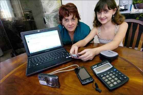 Com a filha Bianca, Kátia Signorini adota austeridade nas despesas para manter padrão de vida que inclui produtos tecnológicos (Cristina Horta/EM/D.A/Press) Com a filha Bianca, Kátia Signorini adota austeridade nas despesas para manter padrão de vida que inclui produtos tecnológicos (Cristina Horta/EM/D.A/Press)