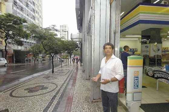 Gerente da papelaria Port, Geraldo Melo diz que pela posi��o loja aproveita a volta do trabalho (Jair Amaral/EM/D.A/Press)