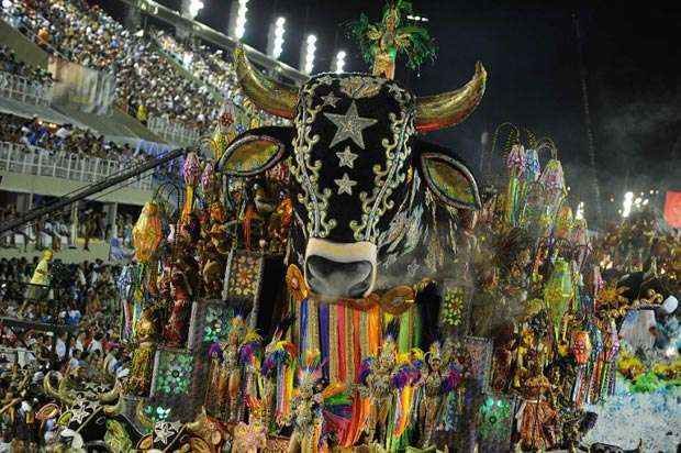 Beija-flor se apresentou no primeiro dia de desfiles do Rio de Janeiro (VANDERLEI ALMEIDA / AFP)