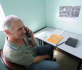 Altair, que é cego, memorizou as orientações fornecidas pelo CVV para facilitar o atendimento e poder ajudar a quem precisa (Beto Novaes/EM/D.A Press) Altair, que é cego, memorizou as orientações fornecidas pelo CVV para facilitar o atendimento e poder ajudar a quem precisa (Beto Novaes/EM/D.A Press)