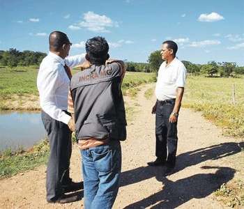 Carlos Calazans e os técnicos na entrada do sítio adquirido ilegalmente por um policial rodoviário federal (Wilson Medeeiros/EM/DA Press) Carlos Calazans e os técnicos na entrada do sítio adquirido ilegalmente por um policial rodoviário federal (Wilson Medeeiros/EM/DA Press)