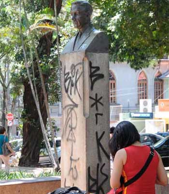 Pichações e roubo das placas de identificação são símbolos do desrespeito com o patrimônio público  (Beto Novaes/EM/D.A Press)