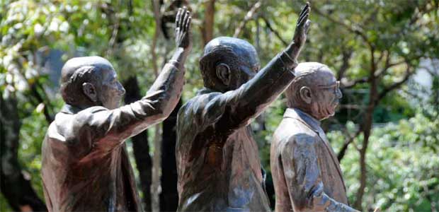 Ulysses, Tancredo e Teotônio carregam as manchas de cola deixada por adesivos (Beto Novaes/EM/D.A Press)