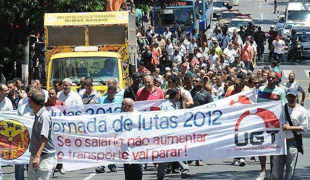 Manifestação dos rodoviários por reajuste salarial fechou a Avenida Amazonas (Beto Novas/EM DA Press) Manifestação dos rodoviários por reajuste salarial fechou a Avenida Amazonas (Beto Novas/EM DA Press)