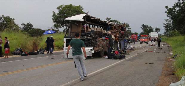 15 pessoas morreram na batida entre a carreta e o ônibus  (Sidney Melo / Portal Felixlândia MG)