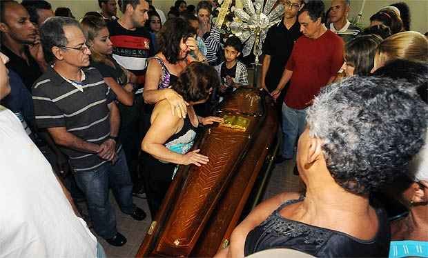 Familiares e amigos prestam as �ltimas homenagens �s v�timas da trag�dia (Gladyston Rodrigues/EM/D.A.Press)