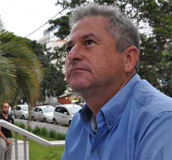 ''Já tive plano de saúde e na época pagava R$ 119, mas hoje não tenho mais. A empresa onde estou
trabalhando não oferece. Meus filhos também não têm plano. Sempre que precisamos, temos que ir ao
SUS. O atendimento no SUS é precário, deixamuito a desejar. Acho complicada a existência de dois
sistemas de atendimento à saúde no país. Tinha que ser igual para todos. A gente só tem acesso a alguma coisa melhor nessa área quando paga consulta particular ou plano de saúde'' - Mário Assis - Motorista (Tulio Santos/EM/D.A Press) ''Já tive plano de saúde e na época pagava R$ 119, mas hoje não tenho mais. A empresa onde estou
trabalhando não oferece. Meus filhos também não têm plano. Sempre que precisamos, temos que ir ao
SUS. O atendimento no SUS é precário, deixamuito a desejar. Acho complicada a existência de dois
sistemas de atendimento à saúde no país. Tinha que ser igual para todos. A gente só tem acesso a alguma coisa melhor nessa área quando paga consulta particular ou plano de saúde'' - Mário Assis - Motorista (Tulio Santos/EM/D.A Press)
