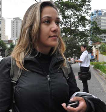 ''Tenho dois planos de saúde. Umpago pela empresa onde trabalho e outro pago pela empresa do meu
pai. Nunca tive que recorrer ao SUS. Mas mesmo pagando os planos de saúde, a gente vê que o
atendimento demoramuito. E no sistema público, a situação é vergonhosa. Já fiquei entre uma hora e
meia e duas horas na fila do atendimento de urgência mesmo pagando plano de saúde. Isso não é nem um pouco justo'' - Leila Silva Vieira - recepcionista (Túlio Santos/EM/D.A Press) ''Tenho dois planos de saúde. Umpago pela empresa onde trabalho e outro pago pela empresa do meu
pai. Nunca tive que recorrer ao SUS. Mas mesmo pagando os planos de saúde, a gente vê que o
atendimento demoramuito. E no sistema público, a situação é vergonhosa. Já fiquei entre uma hora e
meia e duas horas na fila do atendimento de urgência mesmo pagando plano de saúde. Isso não é nem um pouco justo'' - Leila Silva Vieira - recepcionista (Túlio Santos/EM/D.A Press)