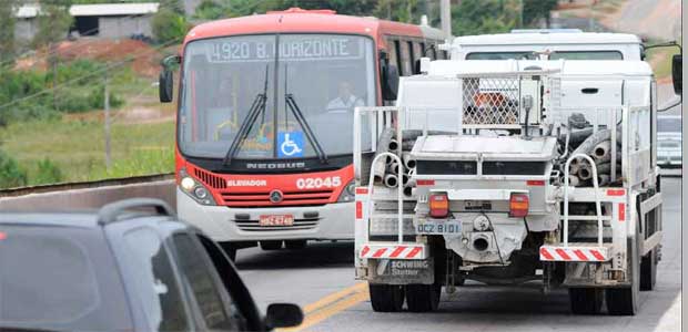 O perigo passa ao lado: em apenas 1.300 dos 35.960 quilômetros da malha rodoviária mineira há estradas duplicadas. No restante, risco de colisão frontal é alto (Jorge Gontijo/EM/D.A Press) O perigo passa ao lado: em apenas 1.300 dos 35.960 quilômetros da malha rodoviária mineira há estradas duplicadas. No restante, risco de colisão frontal é alto (Jorge Gontijo/EM/D.A Press)