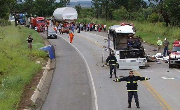 Os condutores da carreta e da escolta acusaram o condutor do ônibus de fazer uma ultrapassagem perigosa (Divulgação Corpo de Bombeiros )