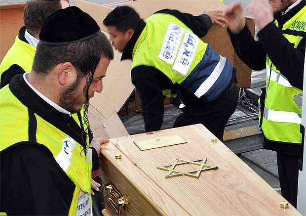 Os corpos das vítimas chegaram ada França na madrugada desta quarta-feira (AFP PHOTO/SHUKI LERER AFP PHOTO/SHUKI)