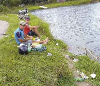 Com turistas que frequentam lago entre Betim e Contagem chega a poluição (Jair Amaral/EM/D.A. Press )
