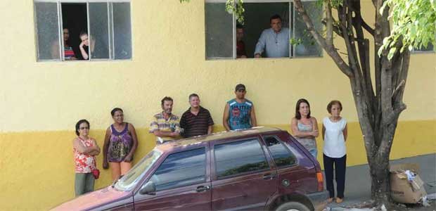 Cerim&ocirc;nia inusitada em um cart&oacute;rio da cidade atraiu curiosos, que apoiaram ou criticaram a uni&atilde;o gay (Gladyston Rodrigues/EM/D.A Press.)