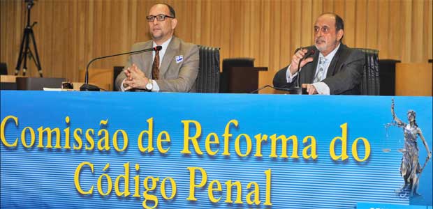 O relator da comissão de juristas, Luiz Carlos Gonçalves e o presidente, Gilson Dipp, divergem sobre crime para corrupção (José Cruz/Agência Senado)