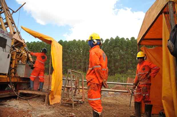 Funcionários da Miba perfuram o solo em Grão Mogol, na nova fronteira do minério em MG (Alexandre Guzanshe/EM/D.A Press)
