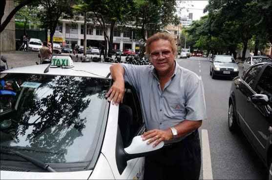 Nas ruas da capital, o motorista esbanja simpatia e aproveita para divulgar sua arte junto aos passageiros  (Jorge Gontijo/EM/D.A Press)