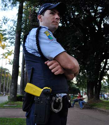 Guarda municipal com pistola na cintura na Praça da Liberdade: são 200 armas com os agentes da capital (TÚLIO SANTOS/EM/D.A PRESS)