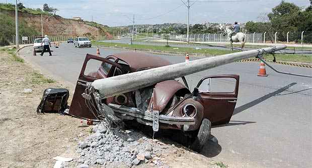 O poste caiu sobre o veículo que teve a frente completamente destruída (Moises Silva/EM/D.A.PRess)