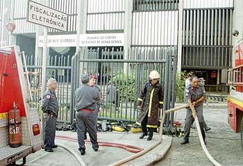 O incêndio ocorrido em 2002, segundo o Ministério Público, foi provocado para destruir provas contra prefeituras (Sidney Lopes/EM DA Press)