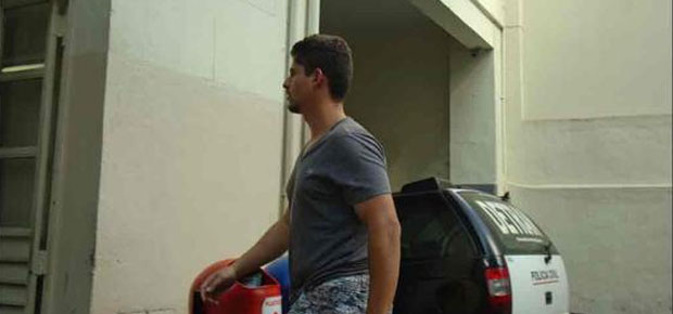 Depois de ser autuado em flagrante, Rodrigo foi levado ontem à tarde para o Ceresp São Cristóvão (Jackson Romanelli/EM/D.A Press) Depois de ser autuado em flagrante, Rodrigo foi levado ontem à tarde para o Ceresp São Cristóvão (Jackson Romanelli/EM/D.A Press)