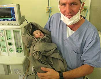 O pai com o bebê, Bernardo, na Maternidade Santa Fé (Reprodução Facebook) O pai com o bebê, Bernardo, na Maternidade Santa Fé (Reprodução Facebook)