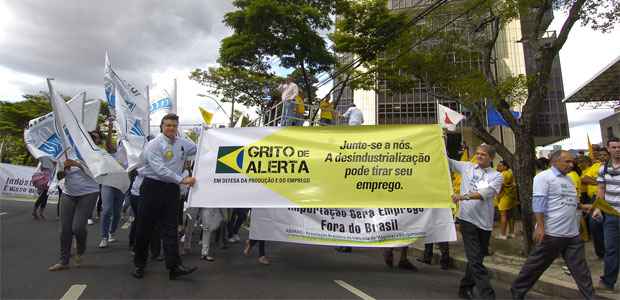 Passeata em frente ao Banco Central de Belo Horizonte reuniu capital e trabalho para pressionar o governo a proteger as fábricas do país  (Juarez Rodrigues/EM/D.A Press)