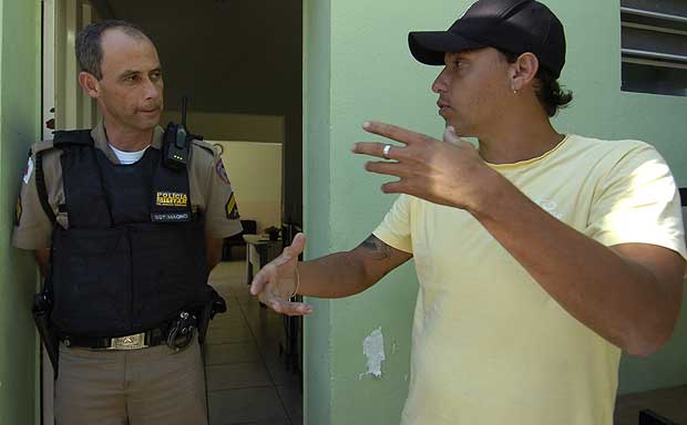 Policial conversa com o motorista que dirigia bêbado na MG-424 (Jair Amaral/EM DA PRESS)