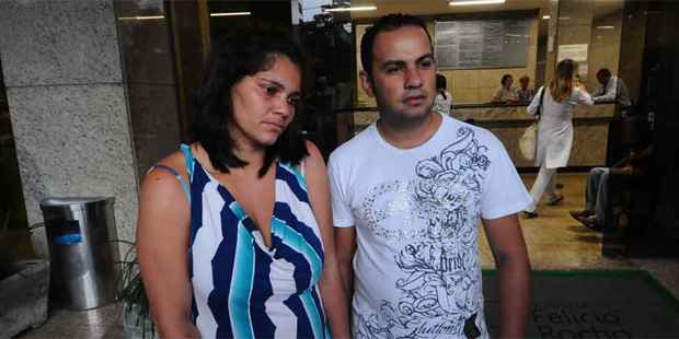 Érica (ao lado do marido, Rogério), mãe de Alan, de 2 anos, está confiante em levá-lo para casa, depois do trauma da ingestão de ácido como sedativo (GLADYSTON RODRIGUES/EM/D.A PRESS) Érica (ao lado do marido, Rogério), mãe de Alan, de 2 anos, está confiante em levá-lo para casa, depois do trauma da ingestão de ácido como sedativo (GLADYSTON RODRIGUES/EM/D.A PRESS)