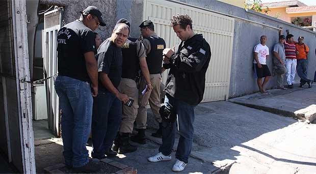 Local do crime cercado por peritos, investigadores e policiais militares  (Edesio Ferreira/EM DA Press)