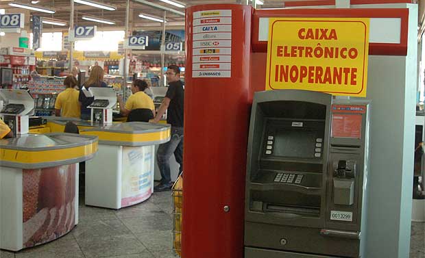 Ataques a caixas eletrônicos fazem supermercado suspender o abastecimento das máquinas (Marcos Michelin/EM/D.A Press. Brasil)