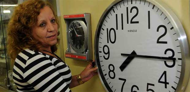 Quando o relógio é o carrasco: a vendedora Lourdes da Silva está entre mineiros que perdem mais de uma hora no trânsito  (Gladyston Rodrigues/EM/D.A Press)
