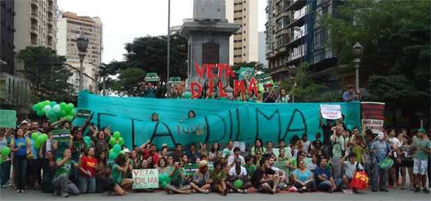 O movimento 'Veta, Dilma' reuniu cerca de 150 pessoas no Centro de BH nesta terça-feira (Paula Campos Pereira
)