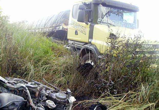 Um acidente entre um caminhão, um carro e uma moto, matou o motociclista  (Polícia Rodoviária Federal/Divulgação)