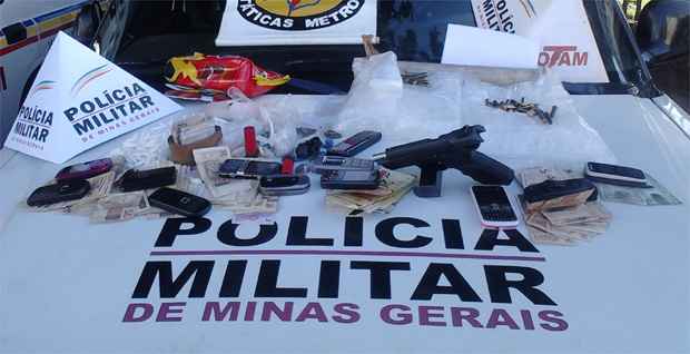 Drogas, dinheiro, celulares, munição e uma arma de fabricação israelense foram apreendidos (Polícia Militar/Divulgação)