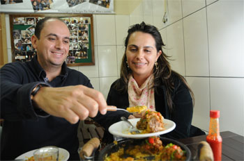 Luiz Henrique Dias e Flávia Teixeira experimentam a canjiquinha com pescoco de peru do Curin Bar, no Bairro Santa Mônica (Marcos Vieira/EM/D.A Press)