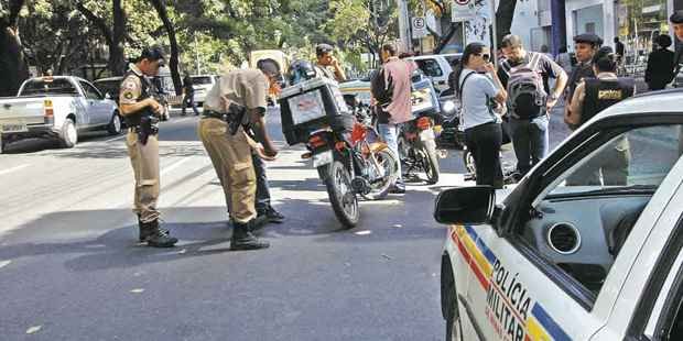 Motociclistas são alvo constante de blitzes da PM, porque estão envolvidos em 80% dos assaltos do lado de fora das agências (JAIR AMARAL/EM/D.A PRESS - 7/7/11) Motociclistas são alvo constante de blitzes da PM, porque estão envolvidos em 80% dos assaltos do lado de fora das agências (JAIR AMARAL/EM/D.A PRESS - 7/7/11)