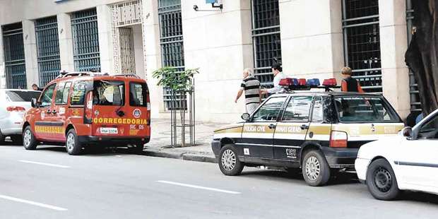 Carros oficiais param em local proibido na Avenida Amazonas esquina com Rua Tupinambás, no Centro (Paulo Filgueiras/EM/D.A Press)