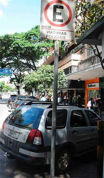 Viaturas e carros particulares avançam sobre a calçada em porta de delegacia na Afonso Pena (Paulo Filgueiras/EM/D.A Press)