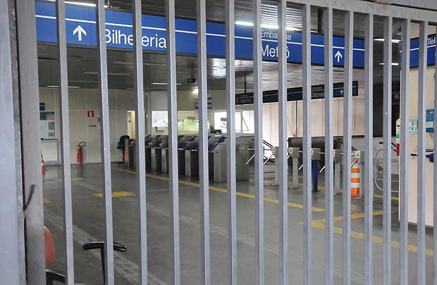 Portas fechadas na Estação de Metrô Carlos Prates, Região Noroeste de BH, depois de 8h30 (Paulo Filgueiras/EM DA Press) Portas fechadas na Estação de Metrô Carlos Prates, Região Noroeste de BH, depois de 8h30 (Paulo Filgueiras/EM DA Press)