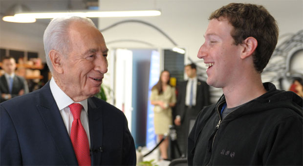 Mark Zuckerberg  'à paisana' ao lado do presidente de Israel, Shimon Peres, durante o lançamento da nova página de Peres na rede social  (AFP PHOTO/GPO/MOSHE MILNER  )