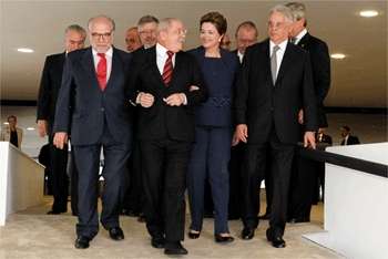 Dilma entre Lula e FHC, durante instalação da Comissão da Verdade  (Roberto Stuckert Filho/PR)