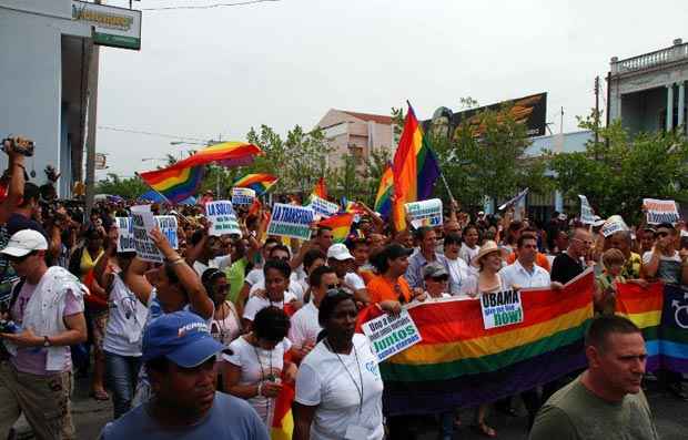 Centenas de pessoas participaram da marcha realizada em Cienfuegos (STR / AFP)