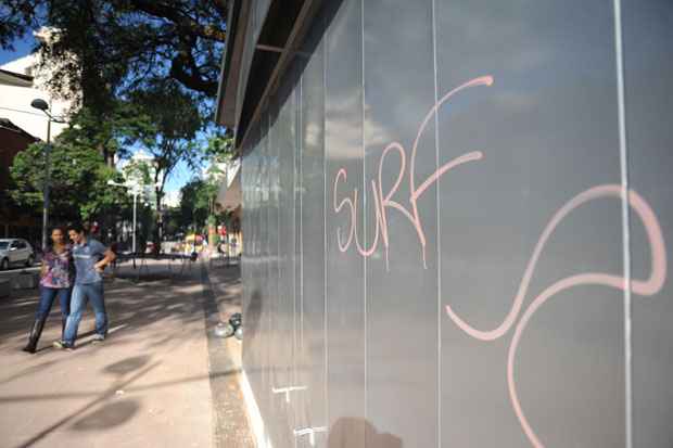 Banca de revista na Rua Antônio de Albuquerque com Alagoas se transformou em alvo dos pichadores menos de uma semana após inauguração  (Leandro Couri/EM/DA Press)