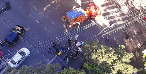 Garupa caiu da motocicleta e foi socorrido por uma ambulância do Samu (Fernanda Nazaré/EM/DA Press)