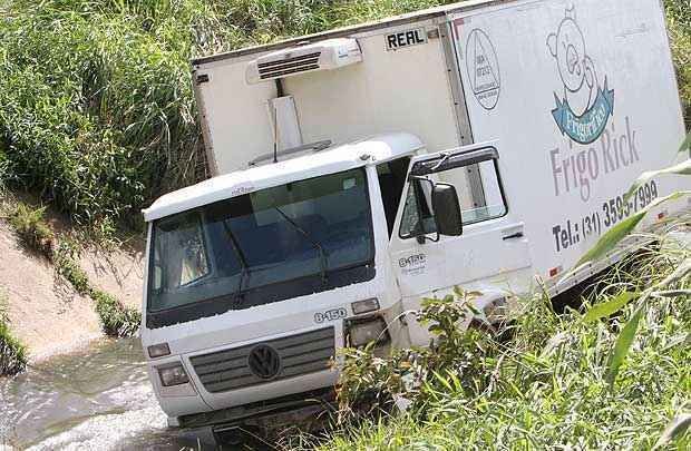 Caminhão cai em riacho de Betim