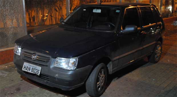 Carro da universtiária. Na placa os danos da pequena batida que assustou vítima e bandidos (Marcos Vieira/EM DA Press) Carro da universtiária. Na placa os danos da pequena batida que assustou vítima e bandidos (Marcos Vieira/EM DA Press)