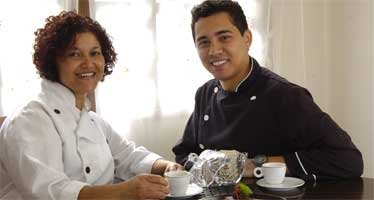 Célia Paixão e Cláudio Viana veem as cafeterias como locais de convívio (Maria Tereza Correia/EM/D.A Press) Célia Paixão e Cláudio Viana veem as cafeterias como locais de convívio (Maria Tereza Correia/EM/D.A Press)